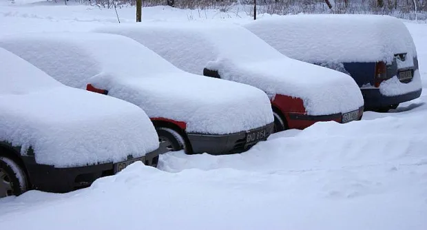 Co wozić w bagażniku podczas śnieżnej zimy?; samochody w